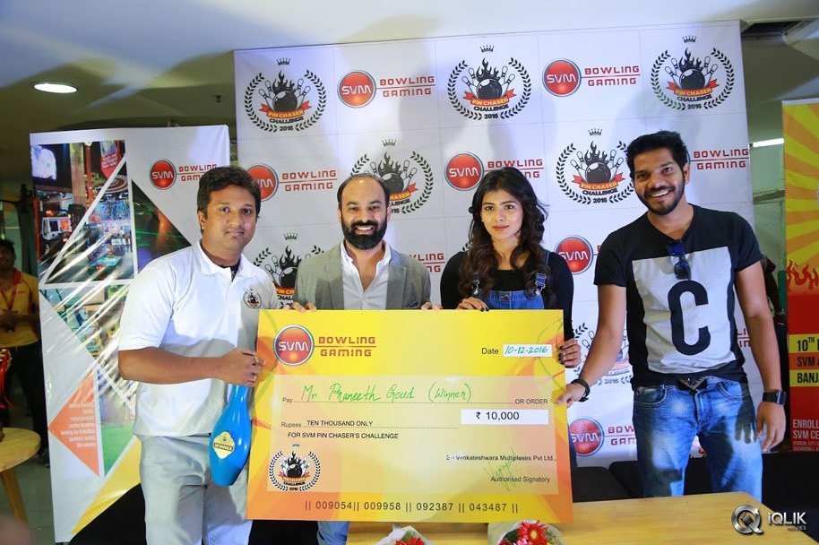 Nanna-Nenu-Naa-Boyfriends-Movie-Team-At-S-V-M-Mall